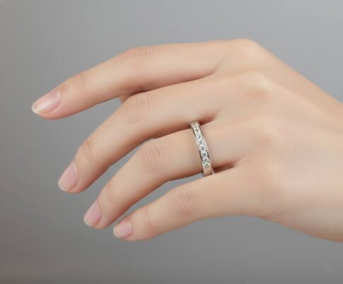 Wit gouden ring met kleine diamanten