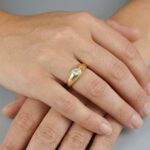 Gouden pinkmodel met zirkonia