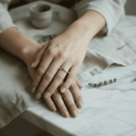 Gouden v ring met 4 diamanten