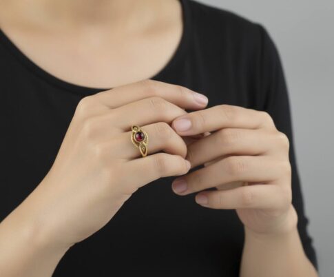 Gouden Christian ring met granaat