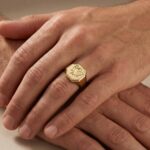 Gouden zegelring met paard gravure