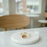 Gouden ring met 1 bloedkoraal