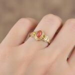 Gouden ring met ovale bloedkoraal