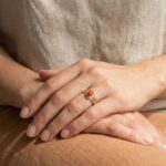 Gouden ring met ovale bloedkoraal