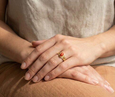 Gouden ring met ovale bloedkoraal