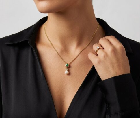 Gouden ketting met parel en smaragd hanger