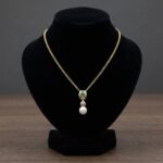 Gouden ketting met parel en smaragd hanger