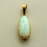 Gouden hanger met opaal