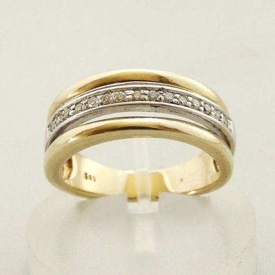 14 karaat ring met briljant geslepen diamant