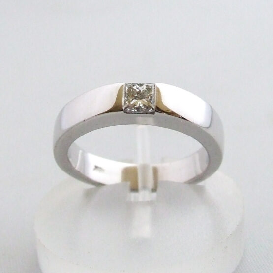 18 karaat wit gouden ring met diamant