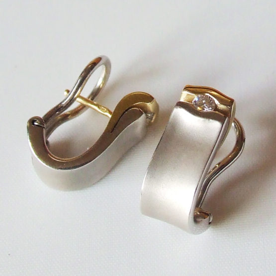 Bicolor oorbellen met briljant geslepen diamant