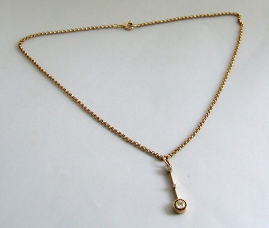 Gouden collier met gouden hanger en briljant