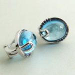 Wit gouden oorbellen met topaas en diamant