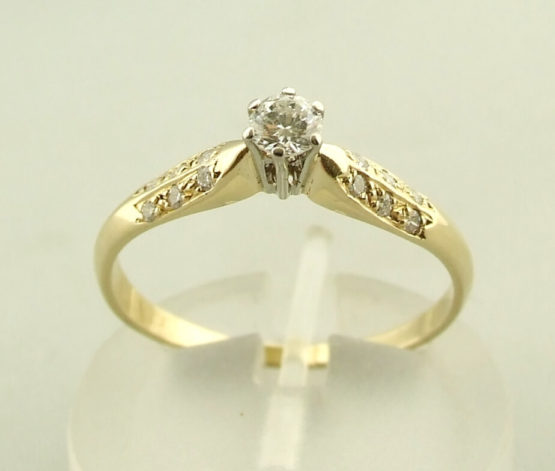 Geel gouden ring met briljant geslepen diamant