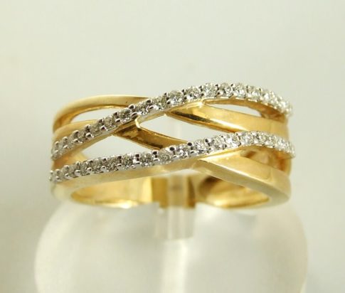 Christian gouden ring met diamanten