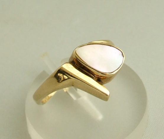 Gouden ring met parelmoer