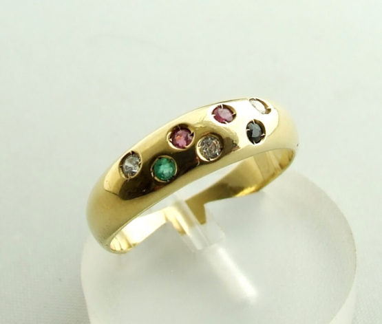 Gouden ring met diamant, robijn, saffier en smaragd