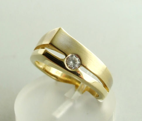 Geel gouden Christian zirkonia ring