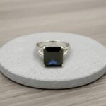 Zilveren ring met synthetische saffier