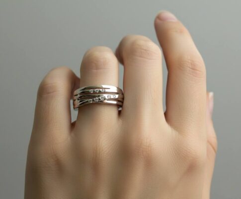 Wit gouden Christian ring met diamanten