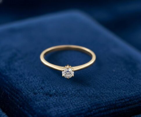 Zespoots gouden ring met zirkonia