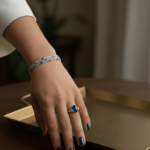 Wit gouden ring met saffieren en diamanten