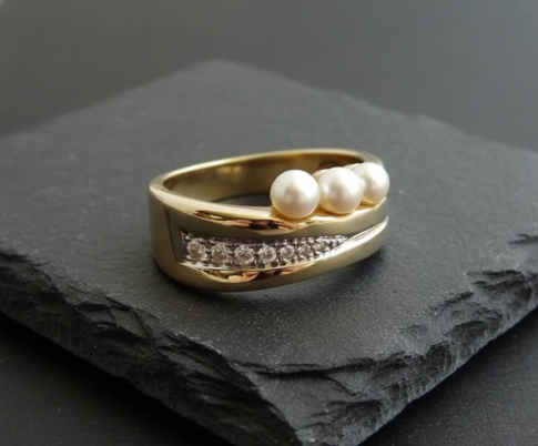 Gouden ring met diamant en parel