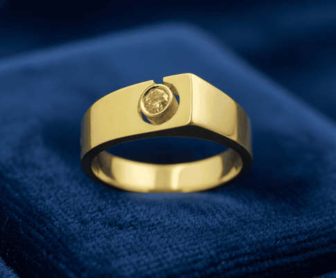 Geel gouden ring met Christian diamant
