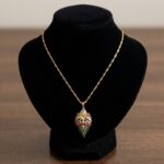 18 karaat collier met smaragd, saffier en robijn
