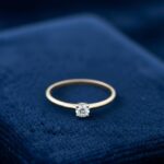 Vierpoots gouden ring met zirkonia