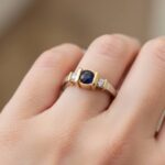 Bicolor gouden ring met diamant en saffier