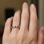 Gouden ring met zirkonia en robijn