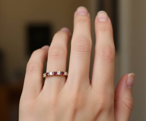 Gouden ring met zirkonia en robijn