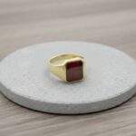 Gouden zegelring met paarse lagensteen