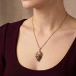 18 karaat collier met smaragd, saffier en robijn