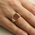 Gouden zegelring met paarse lagensteen