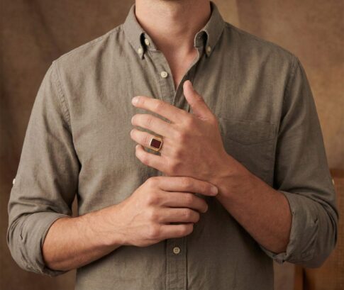 Gouden zegelring met paarse lagensteen