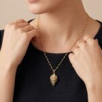18 karaat collier met smaragd, saffier en robijn