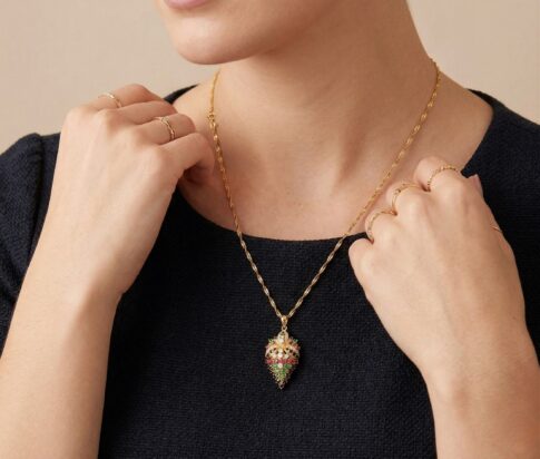 18 karaat collier met smaragd, saffier en robijn