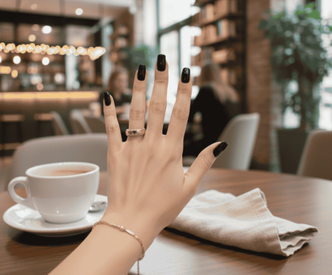 Gouden harten ring met diamanten en saffieren