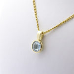 Gouden hanger met topaas