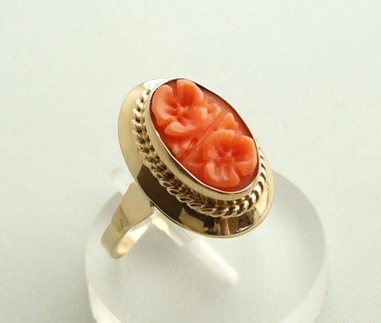 Vintage gouden ring met bloedkoraal