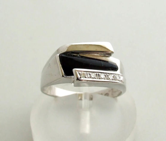 Wit gouden ring met onyx en diamanten