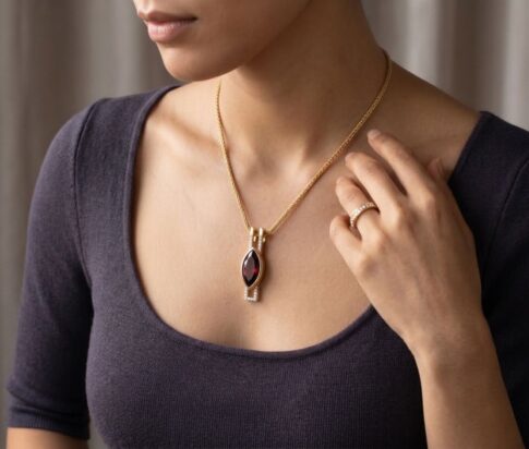 Collier en diamanten hanger met granaat