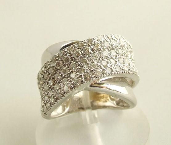 Christian wit gouden ring met diamanten