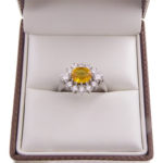 Wit gouden ring met saffier en briljant