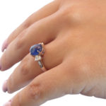 Wit gouden ring met saffieren en diamanten