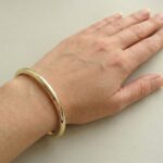 Geel gouden slavenarmband rond model