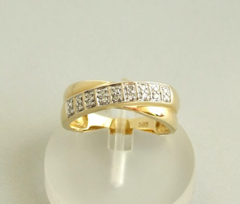 Gevlochten gouden ring met diamanten