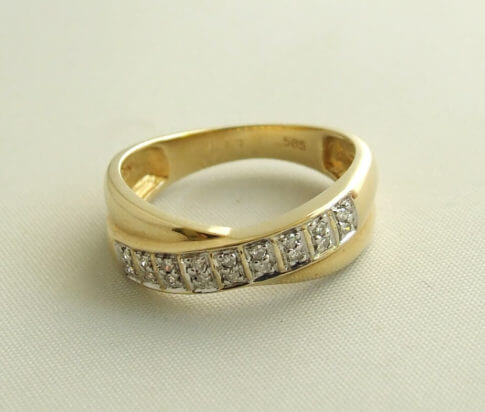 Gevlochten gouden ring met diamanten